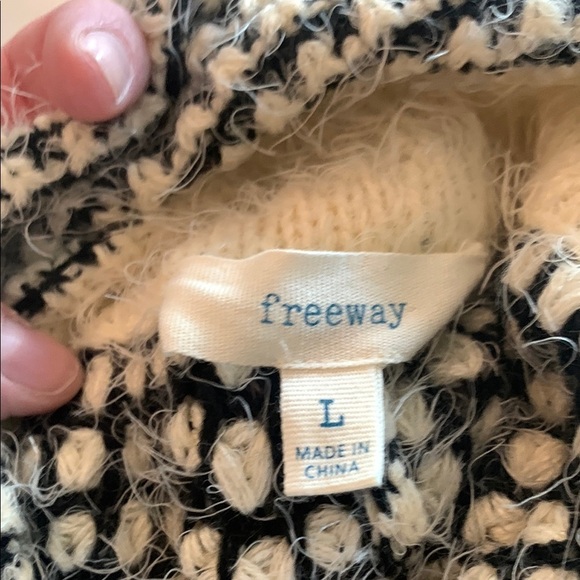 Freeway Black and White Chevron Shrug Poncho - Picture 2 of 2